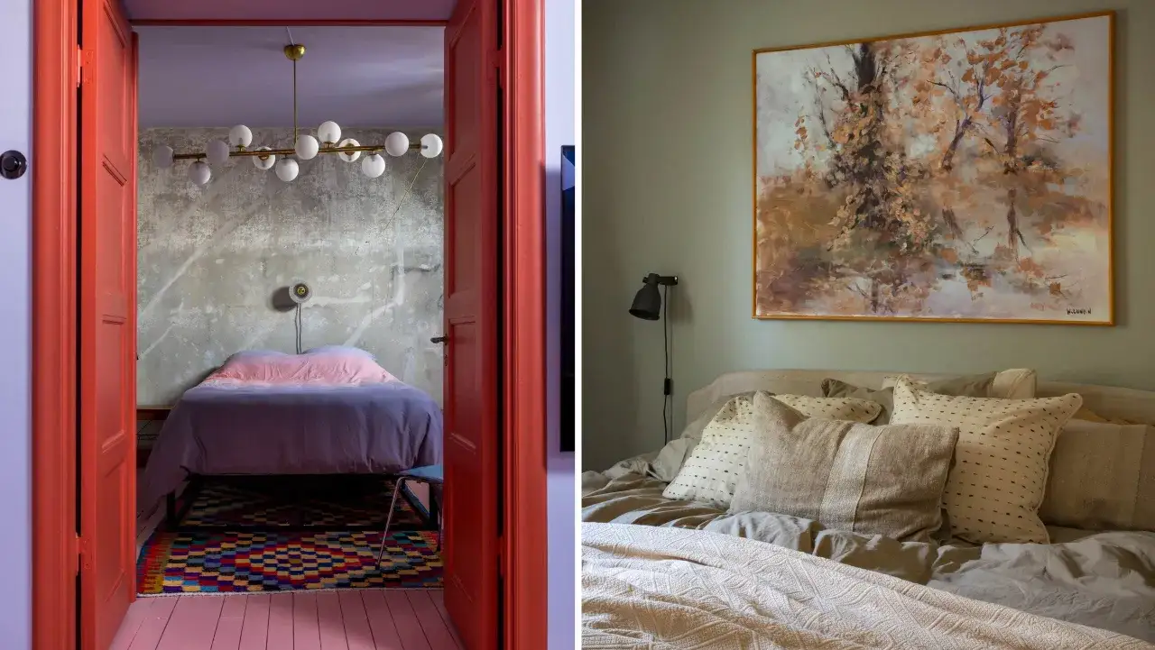 Tv&aring; sovrum. Det v&auml;nstra har en &ouml;ppen d&ouml;rr i korallf&auml;rg som leder till ett rum med lila tak, betongv&auml;gg och en s&auml;ng med lila och rosa s&auml;ngkl&auml;der. Det h&ouml;gra rummet har en s&auml;ng med m&aring;nga kuddar och en tavla med h&ouml;stmotiv. Ett romantiskt sovrum.