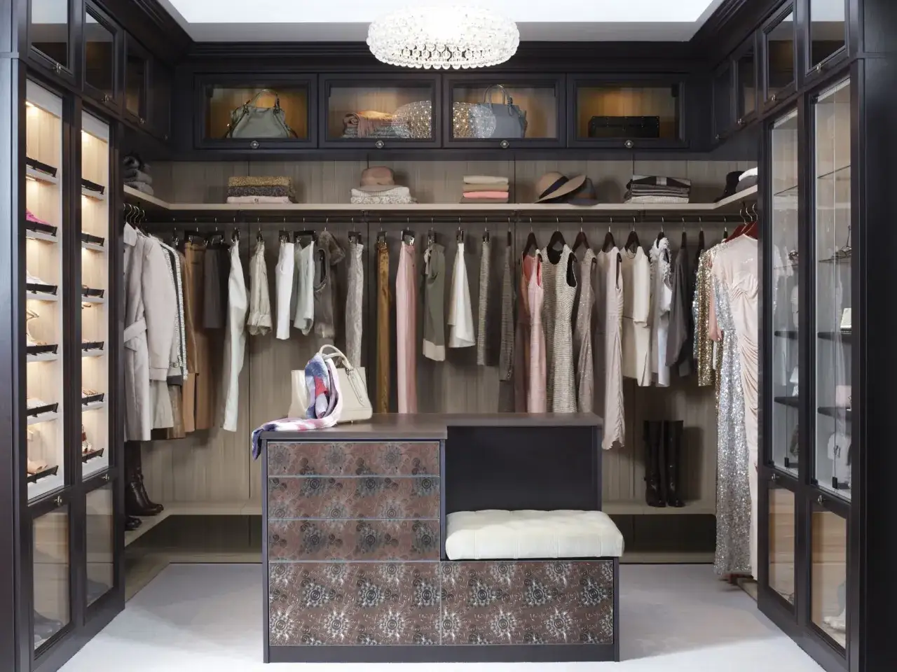 En lyxig walk-in-garderob med kläder, väskor och skor. Perfekt garderob inspiration för att organisera din stil.