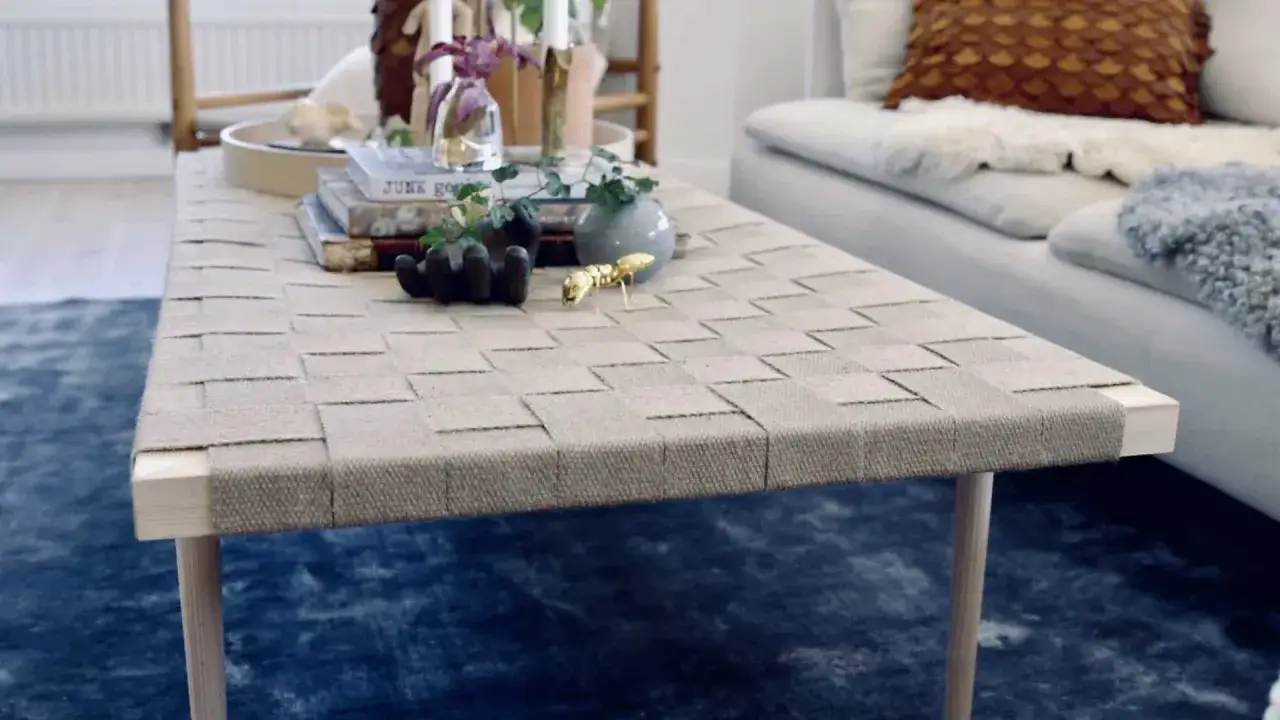 Ett unikt diy soffbord med fl&auml;tad topp i naturmaterial. Perfekt f&ouml;r den som gillar att skapa egna m&ouml;bler.