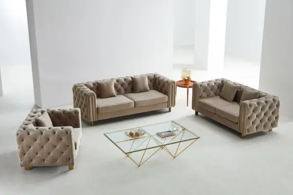 En lyxig soffgrupp med en soffa 3+2+1 i sammet, med knappad design och guldfärgade detaljer.