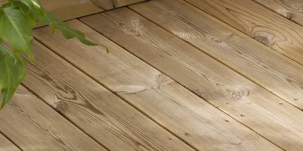 Träaltanen behöver behandlas för att behålla sin lyster. Gröna blad skymtar i övre vänstra hörnet.